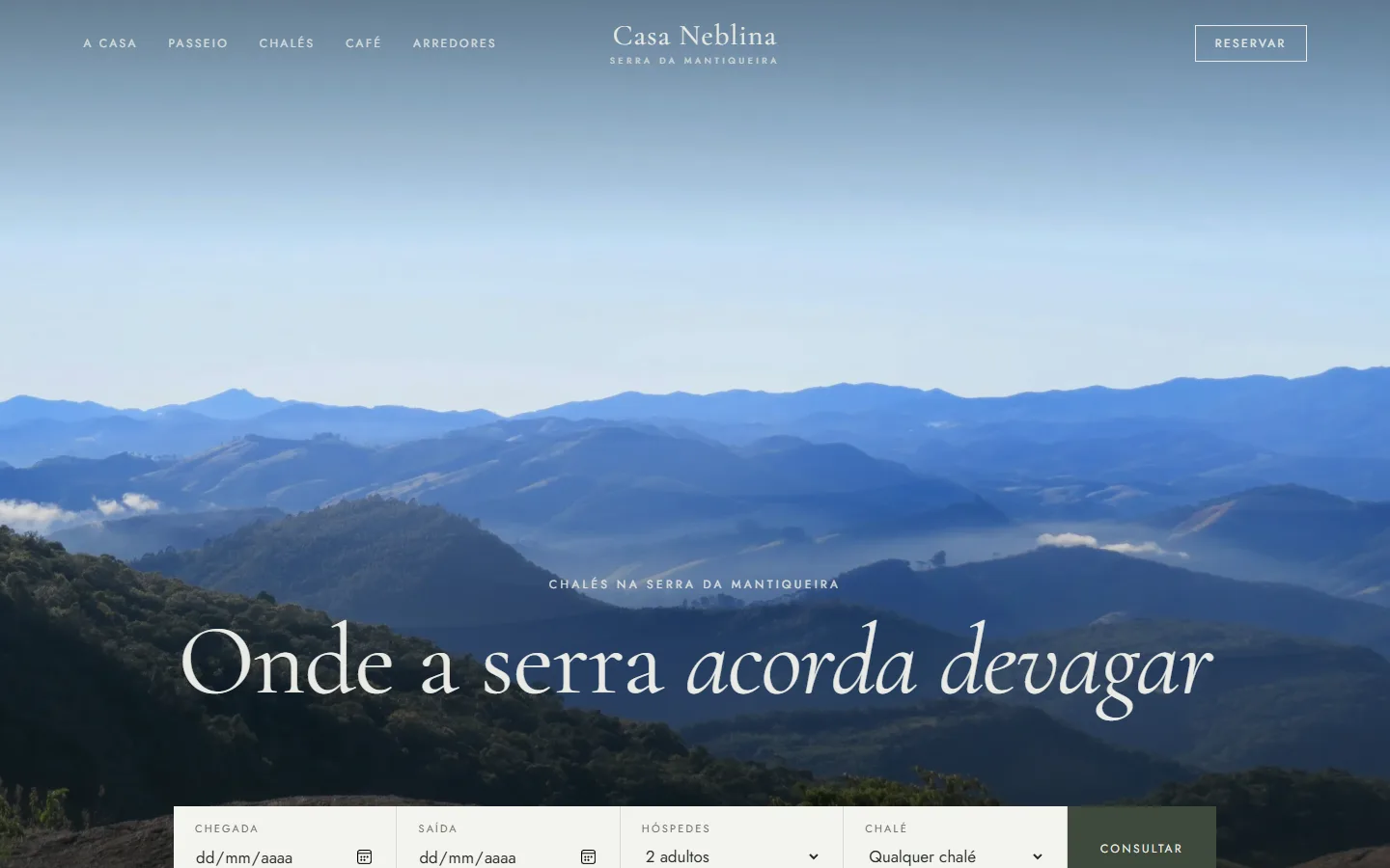 Abertura do site da Casa Neblina: montanhas da Serra da Mantiqueira em camadas azuis com neblina, o título “Onde a serra acorda devagar” e a barra de reserva com datas e hóspedes.
