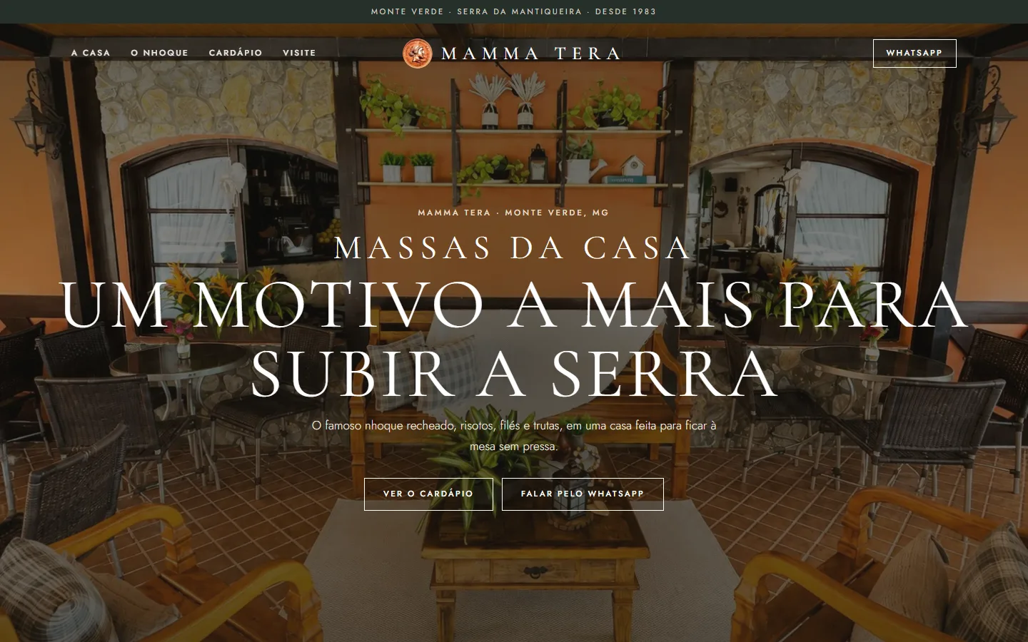 Abertura da página do Mamma Tera: a varanda do restaurante com poltronas de madeira e plantas, o título em caixa alta “Um motivo a mais para subir a serra” e os botões do cardápio e do WhatsApp.